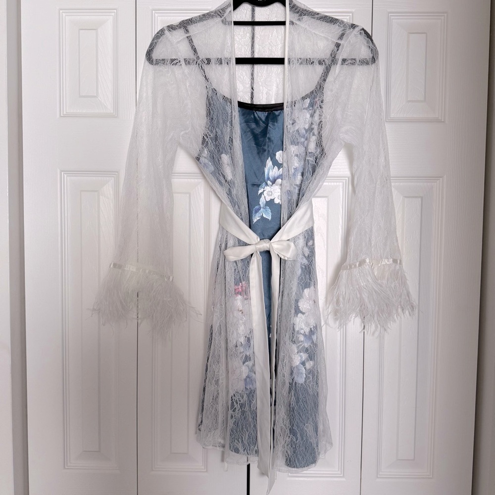 Rya Collection Women’s White Lace Feathered Trim Robe Attached Satin Belt S NWOT - Picture 9 of 11